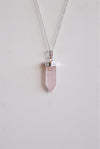 Colgante punta de cuarzo rosa en plata de ley