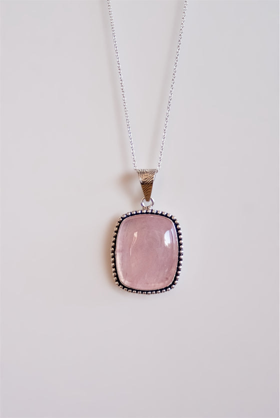 Colgante rústico de cuarzo rosa en plata