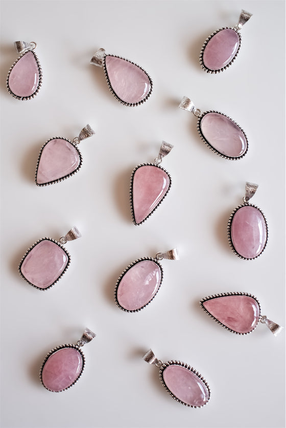 Colgante rústico de cuarzo rosa en plata