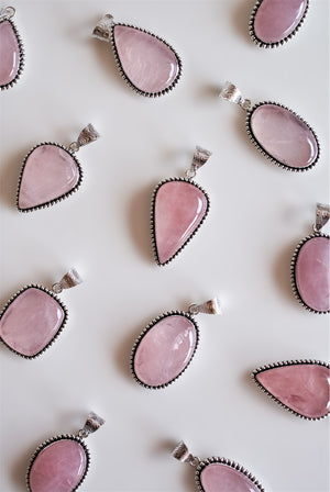 Colgante rústico de cuarzo rosa en plata