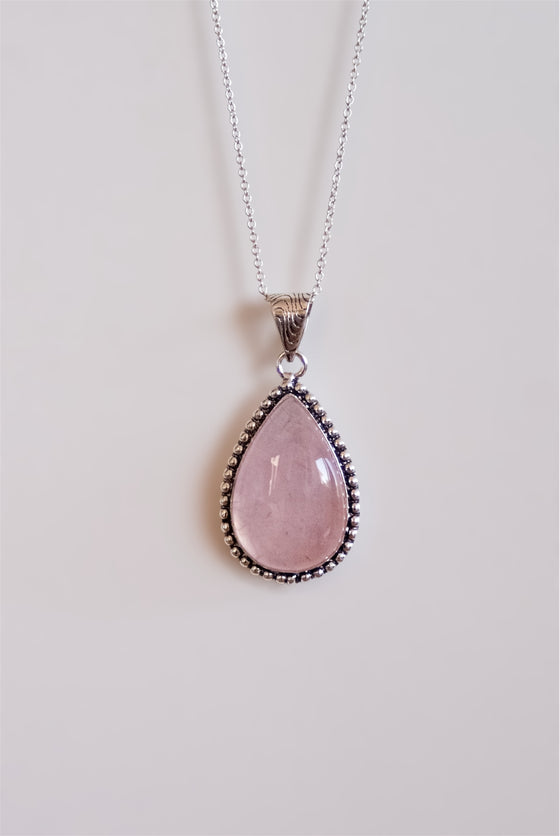 Colgante rústico de cuarzo rosa en plata