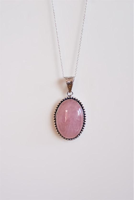Colgante rústico de cuarzo rosa en plata