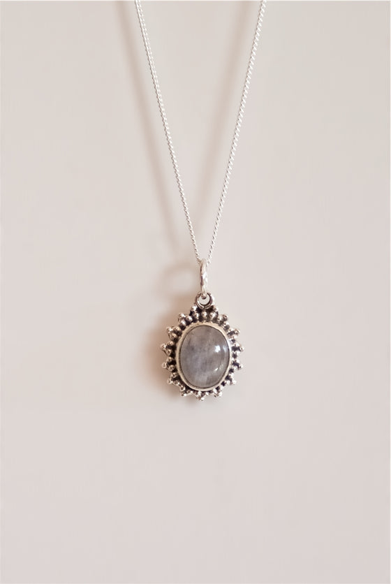 COLGANTE SURYA DE PIEDRA LUNA
