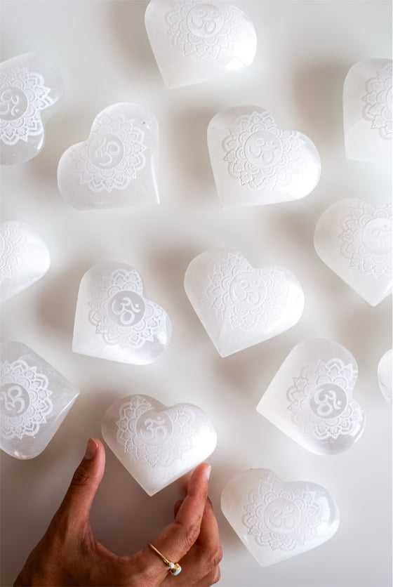 Corazón simbología OM de Selenita
