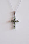 Colgante cruz de moldavita en plata de ley