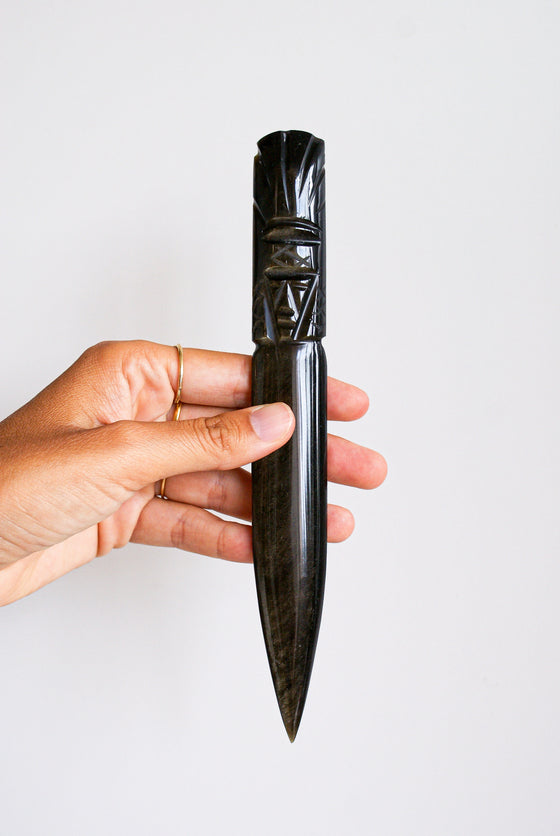 Daga obsidiana dorada