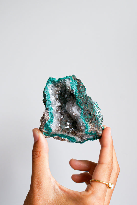 Drusa de Cuarzo Ahumado y Dioptasa