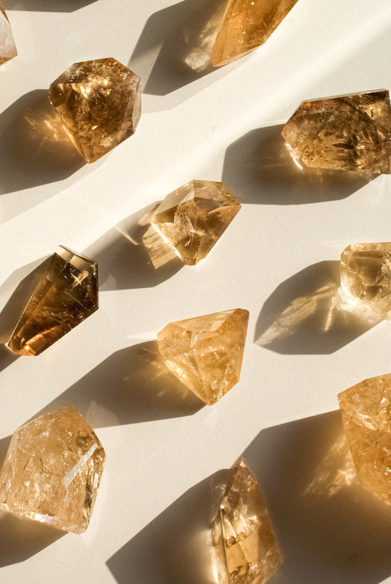 Formas libres pulidas de citrino natural