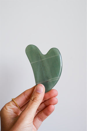 Masajeador gua sha de cuarzo verde