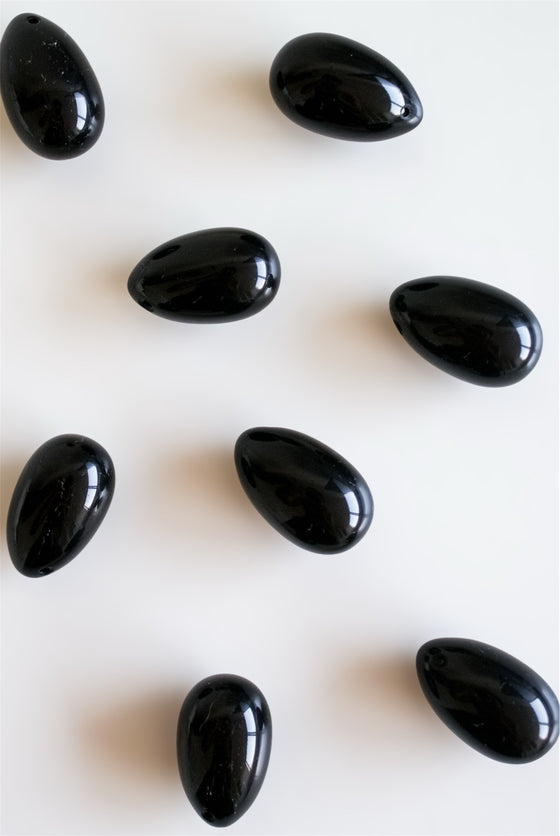 Huevo yoni de obsidiana con agujero