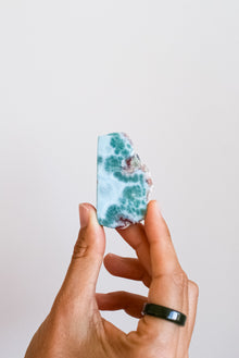  Larimar en bruto con cara pulida