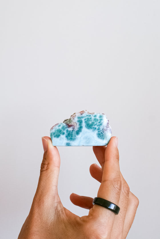 Larimar en bruto con cara pulida