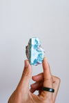 Larimar en bruto con cara pulida