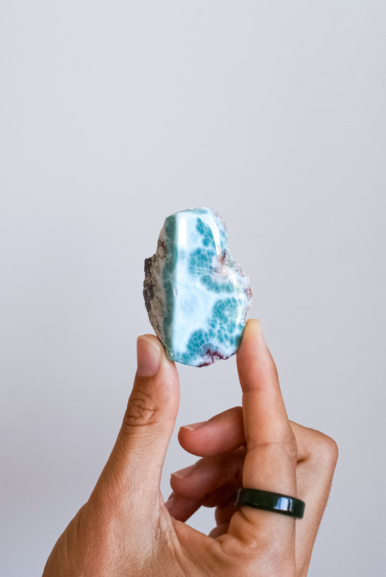 Larimar en bruto con cara pulida