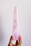 Obelisco grande de cuarzo rosa