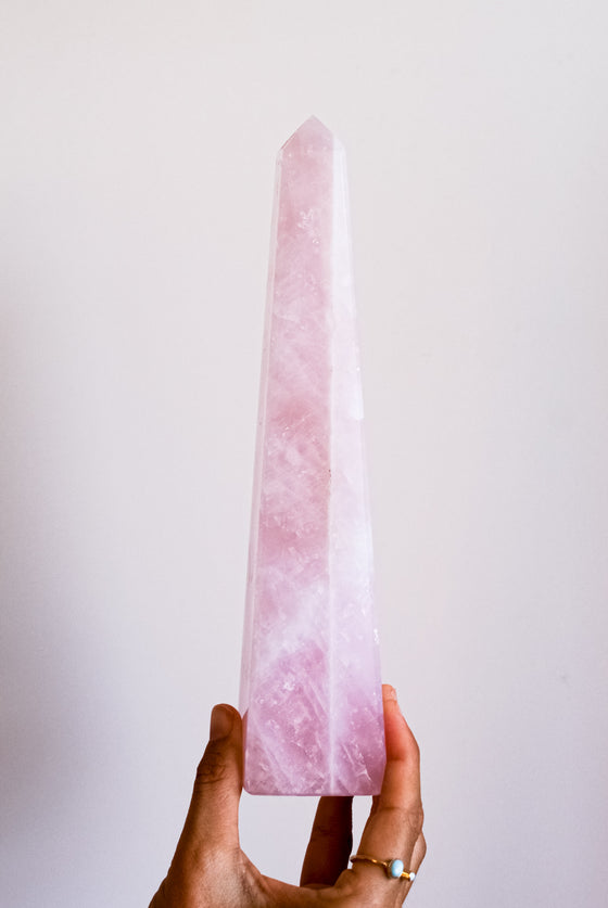 Obelisco grande de cuarzo rosa