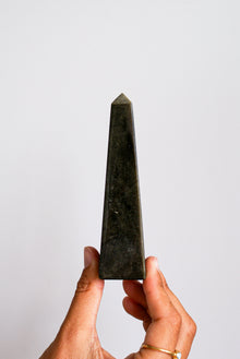  Obelisco de obsidiana dorada