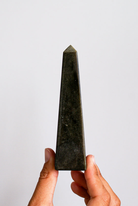 Obelisco de obsidiana dorada