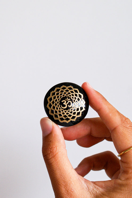 Amuleto OM de obsidiana negra
