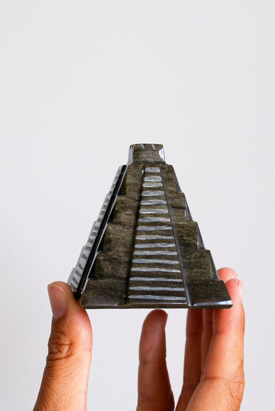 Pirámide Maya de Obsidiana Dorada